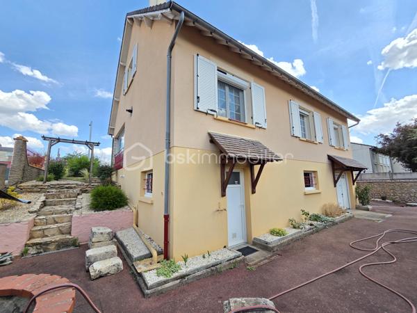 Magnifique Pavillon sur sous- sol de 148m² à Fourchambault 

Situé sur la commune de Fourchambault, à deux pas des commerces, écoles et de toutes les commodités, nous vous présentons ce magnifique pavillon
sur sous sol de 1975, d'une superficie habitable de 148 m², comprenant 5 pièces 4 chambres, dont grand salon séjour, cuisine indépendante, aménagée et équipée, 2 chambres salle d'eau et wc au rez-de-chaussée, palier, 2 chambres et salle d'eau avec wc à l'étage, et cuisine d'été, cellier, buanderie, cave et garage au sous-sol, le tout sur un beau terrain d'environ 600m²arboré, entretenu et entièrement clos.
Ce pavillon propose une grande entrée qui donne sur un dégagement qui dessert toutes les pièces du rez-de-chaussée, tout d'abord une cuisine fermée, aménagée
et équipée, un grand salon séjour de 49 m² qui propose une cheminée pour de belles soirées au coin du feu, mais également deux chambres de 11,5 m²
chacune ainsi qu'une salle d'eau rénovée et un wc indépendant.
Du  salon séjour, un bel escalier en chêne mène à l'étage dont le pallier dessert deux grandes chambres de 16 et 15 m², une salle d'eau récente avec wc et un
espace grenier de 10m² qui pourrait être aménagé en pièce supplémentaire.
Un escalier mène au sous-sol qui propose une grande cuisine d'été, un cellier, un grand atelier de 28m², une cave ainsi qu'un grand garage de 31m² dont
la porte est motorisée.
Tous les sols de cette maison sont en carrelage (entrée, salon séjour, cuisine chambre et salle de bains), en parquet (chambres),
elle comporte une isolation double vitrage PVC sur toutes les pièces à vivre, des volets roulants motorisés et volets pvc et bois standards (de décoration),
un chauffage type gaz de ville avec une chaudière à condensation récente (1 an), électrique (étage), granulés (poêle récent) ou bois (cheminée). Elle dispose de combles bien isolés et une toiture en tuiles mécaniques béton en parfait état.
Côté terrain, cette maison propose une parcelle de près de 600m² clôturée, arborée et très bien entretenue, elle dispose une terrasse sous loggia.
Pour l’assainissement, cette maison est reliée au tout-à-l’égout.
Les plus: La qualité générale du bien et son potentiel, sa proximité avec toutes les commodités de Fourchambault, ses grands volumes de pièces, sa surface habitable, ses 4 chambres, ses 2 salles d'eau rénovées, ses 3 modes de chauffages, et son grand sous sol aménagé.

Photos supplémentaires disponibles sur BSK IMMOBILIER > Nos conseillers > Olivier FRESLON
Pour tout renseignement complémentaire ou pour une visite, contactez moi au 07.62.78.13.13.

Cette maison est une belle opportunité à saisir, idéale pour une grande famille, elle n'attend que vous!!
