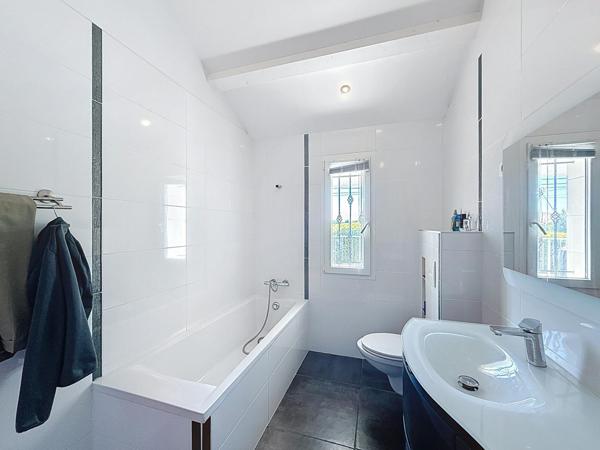 Maison de 170m² avec trois garages en pleine campagne