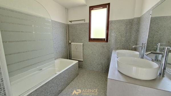 Appartement T4 - 3 chambres - Saint-Éloi proche Hyper-Centre- La Rochelle 330 000 € **  - Référence  ND668D3