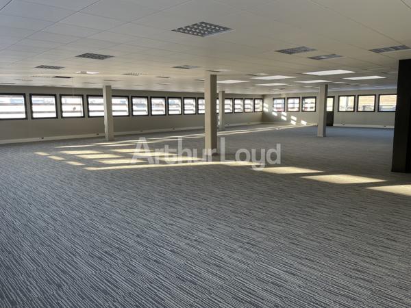 Bureaux à louer à Loos espaces climatisés ouverts parkings extérieurs