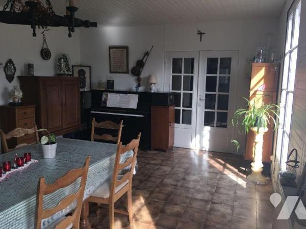 En exclusivité chez votre Notaire, maison familiale aux volumes généreux située dans secteur ca...