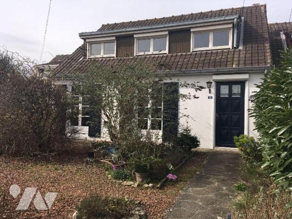 En exclusivité chez votre Notaire, maison familiale aux volumes généreux située dans secteur ca...