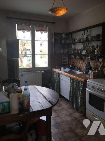 En exclusivité chez votre Notaire, maison familiale aux volumes généreux située dans secteur ca...