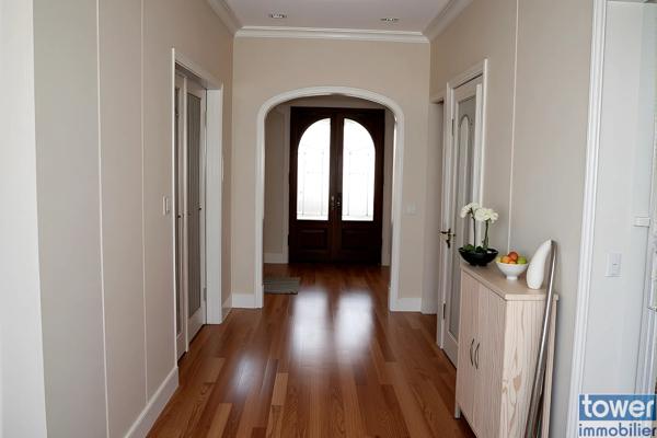 Maison individuelle de 240 M² sur 950 M² de terrain plat secteur résidentiel y compris terrain constructible