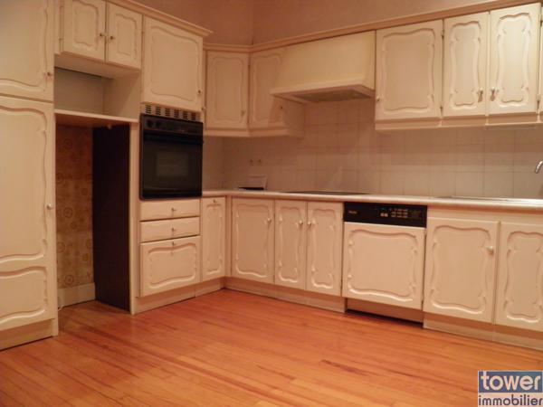 Maison individuelle de 240 M² sur 950 M² de terrain plat secteur résidentiel y compris terrain constructible