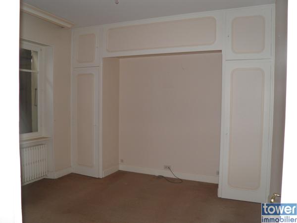 Maison individuelle de 240 M² sur 950 M² de terrain plat secteur résidentiel y compris terrain constructible