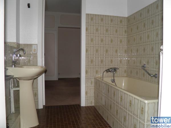 Maison individuelle de 240 M² sur 950 M² de terrain plat secteur résidentiel y compris terrain constructible