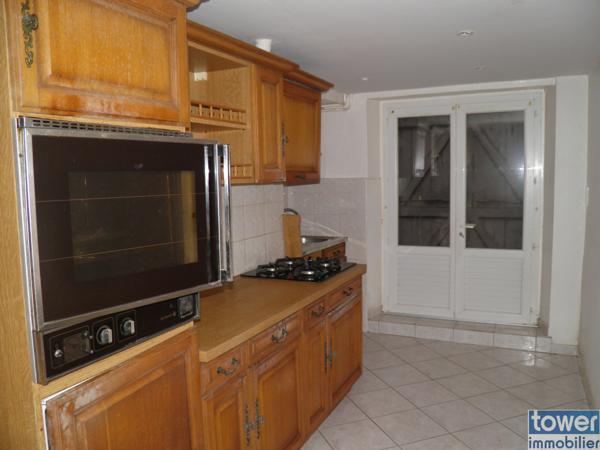 Maison individuelle de 240 M² sur 950 M² de terrain plat secteur résidentiel y compris terrain constructible