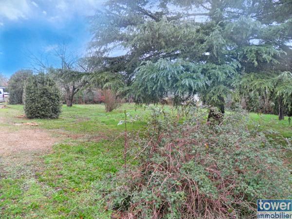 Maison individuelle de 240 M² sur 950 M² de terrain plat secteur résidentiel y compris terrain constructible