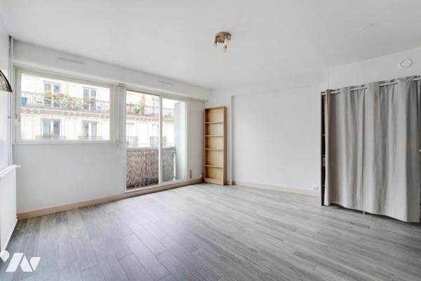 Studio en parfait état en étage avec ascenseur et balcon