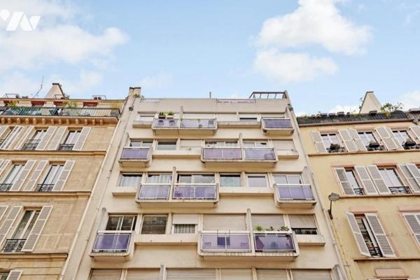 Studio en parfait état en étage avec ascenseur et balcon