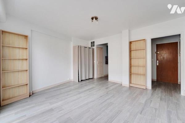 Studio en parfait état en étage avec ascenseur et balcon