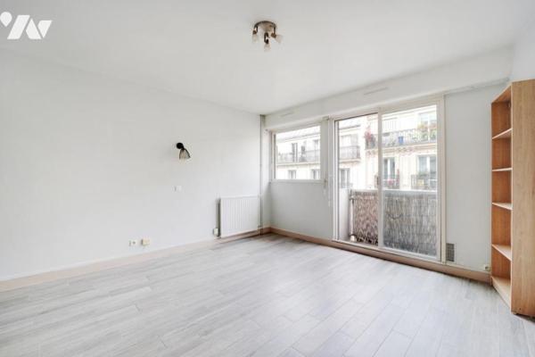 Studio en parfait état en étage avec ascenseur et balcon