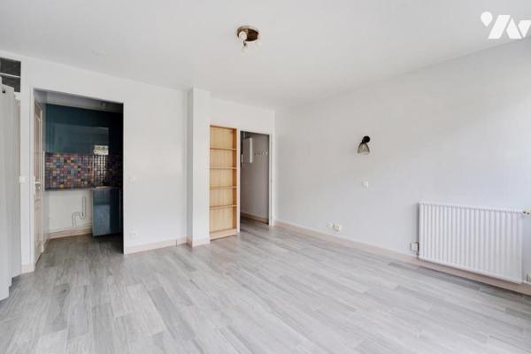 Studio en parfait état en étage avec ascenseur et balcon