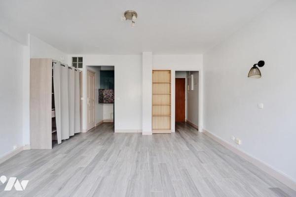 Studio en parfait état en étage avec ascenseur et balcon