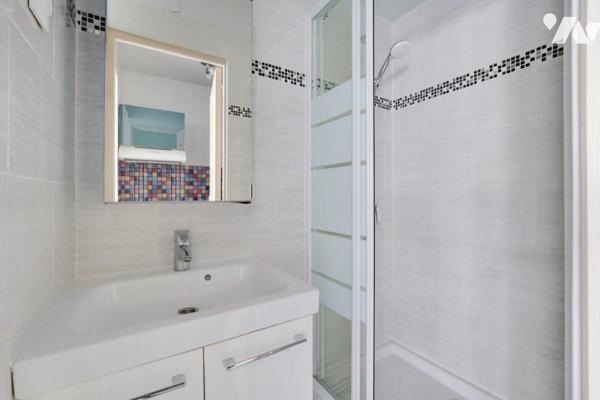 Studio en parfait état en étage avec ascenseur et balcon