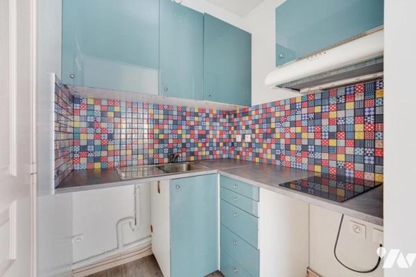 Studio en parfait état en étage avec ascenseur et balcon