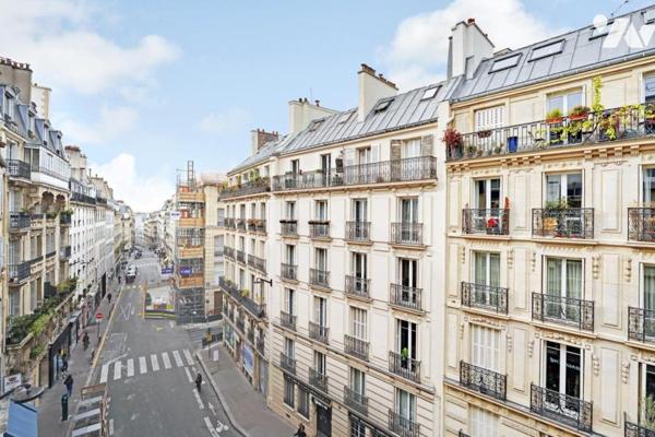 Studio en parfait état en étage avec ascenseur et balcon