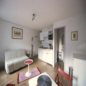 BORDEAUX SAINT-PAUL - RAVISSANT STUDIO MEUBLÉ DE 22,51 M2 DERNIER ETAGE