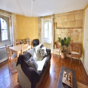 BORDEAUX SAINT-PAUL - RAVISSANT STUDIO MEUBLÉ DE 22,51 M2 DERNIER ETAGE