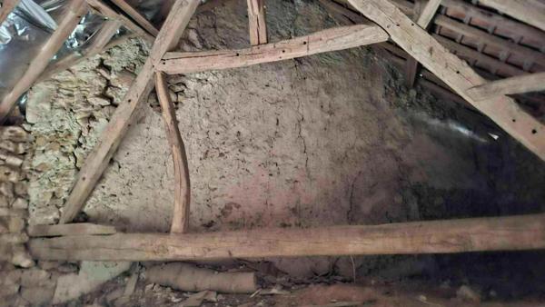 Fort potentiel pour cette maison de ville  avec jardin, cave, et espace de stockage.