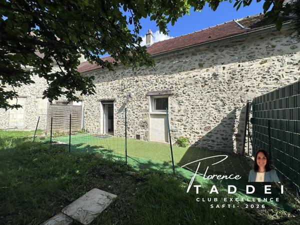 Fort potentiel pour cette maison de ville  avec jardin, cave, et espace de stockage.