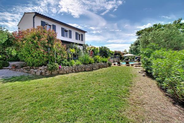 A VENDRE A DRAGUIGNAN Maison récente 238 m² - 6 chambres, piscine et garage - 1807 m² de terrain