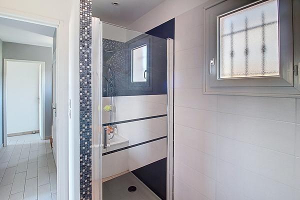 A VENDRE A DRAGUIGNAN Maison récente 238 m² - 6 chambres, piscine et garage - 1807 m² de terrain