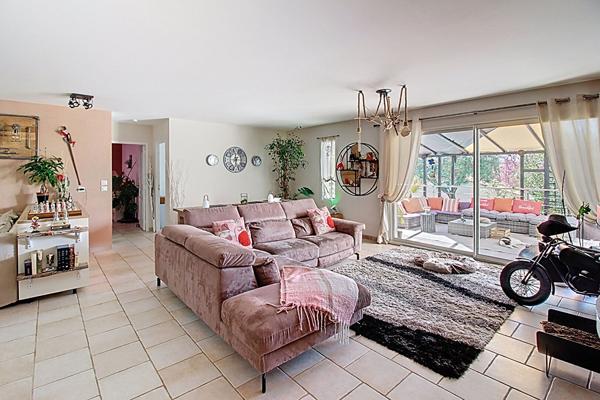 A VENDRE A DRAGUIGNAN Maison récente 238 m² - 6 chambres, piscine et garage - 1807 m² de terrain
