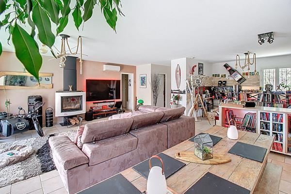 A VENDRE A DRAGUIGNAN Maison récente 238 m² - 6 chambres, piscine et garage - 1807 m² de terrain