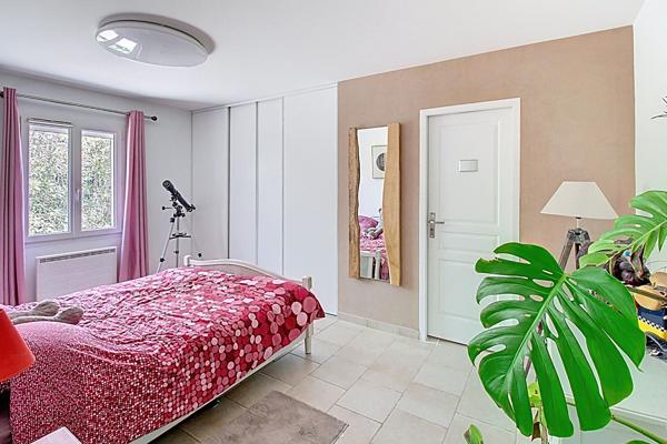 A VENDRE A DRAGUIGNAN Maison récente 238 m² - 6 chambres, piscine et garage - 1807 m² de terrain