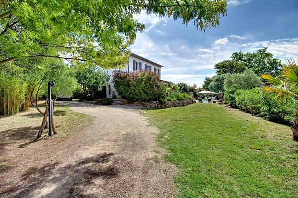 A VENDRE A DRAGUIGNAN Maison récente 238 m² - 6 chambres, piscine et garage - 1807 m² de terrain