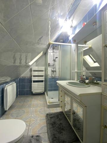 Maison 5 chambres + piscine + 2 garages – secteur recherché