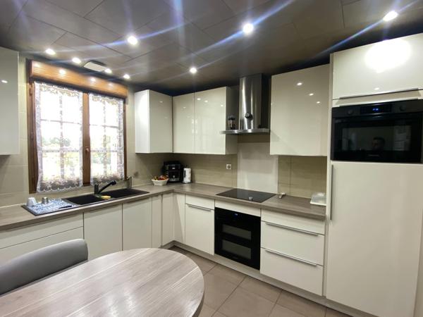 Maison 5 chambres + piscine + 2 garages – secteur recherché