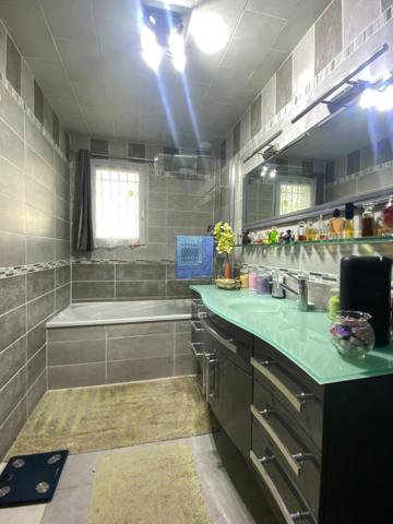 Maison 5 chambres + piscine + 2 garages – secteur recherché