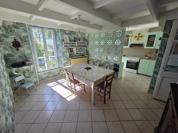 ALES (30)A vendre secteur Chantilly belle maison 5 chambres entierement rénovée d'environ 140m² habitable sur un terrain clos de 500m².