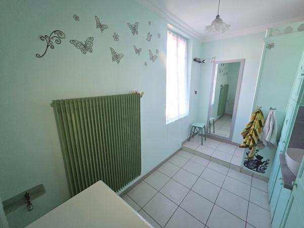 ALES (30)A vendre secteur Chantilly belle maison 5 chambres entierement rénovée d'environ 140m² habitable sur un terrain clos de 500m².