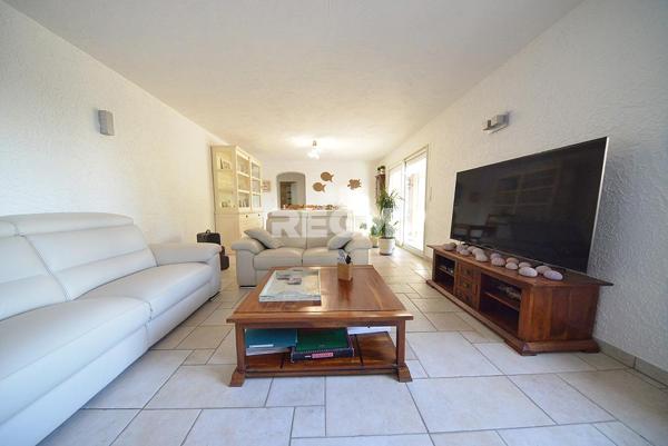 Puget-sur-Argens (83480) Villa individuelle de plain-pied avec piscine et garage sur terrain 1694 m2