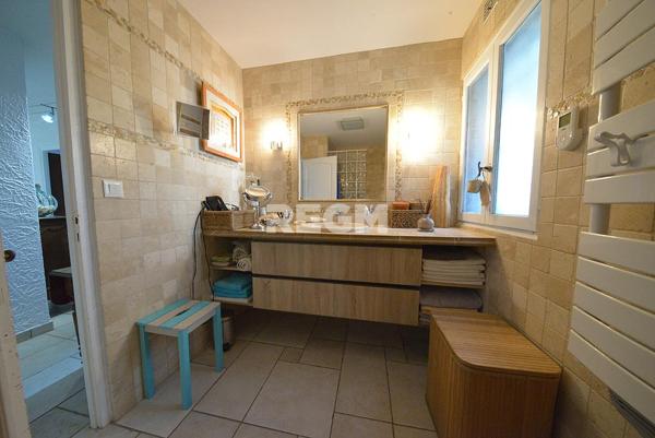 Puget-sur-Argens (83480) Villa individuelle de plain-pied avec piscine et garage sur terrain 1694 m2