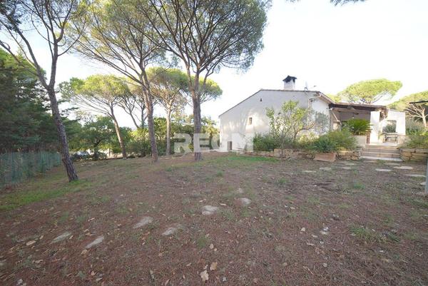 Puget-sur-Argens (83480) Villa individuelle de plain-pied avec piscine et garage sur terrain 1694 m2