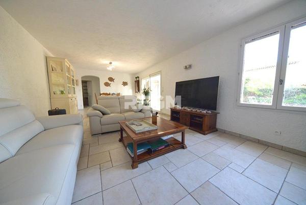 Puget-sur-Argens (83480) Villa individuelle de plain-pied avec piscine et garage sur terrain 1694 m2