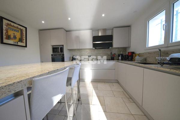 Puget-sur-Argens (83480) Villa individuelle de plain-pied avec piscine et garage sur terrain 1694 m2