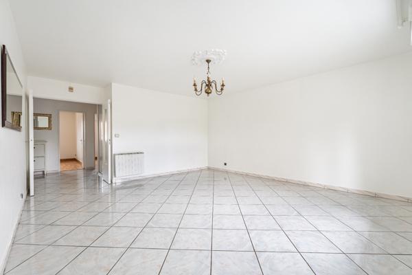 Secteur Nonneville - Beau 3 pièces avec 2 chambres et balcon - Cave et parking box