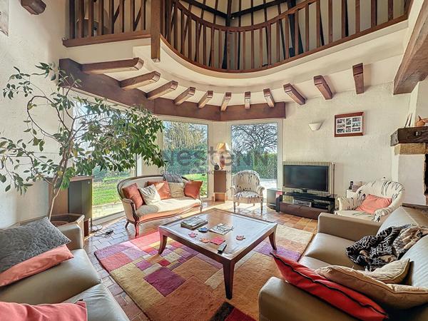 A vendre, magnifique demeure de 265 m² à Montreuil sur Maine, avec vue Mayenne, 6 chambres et un terrain de plus de 7600 m²