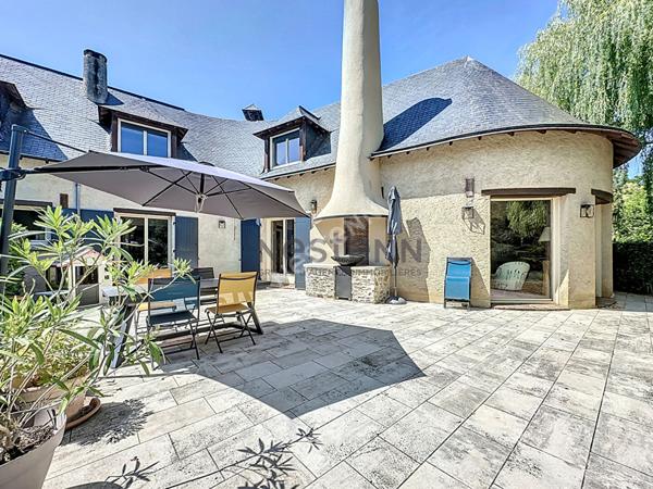 A vendre, magnifique demeure de 265 m² à Montreuil sur Maine, avec vue Mayenne, 6 chambres et un terrain de plus de 7600 m²