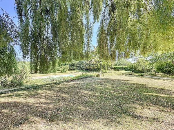 A vendre, magnifique demeure de 265 m² à Montreuil sur Maine, avec vue Mayenne, 6 chambres et un terrain de plus de 7600 m²