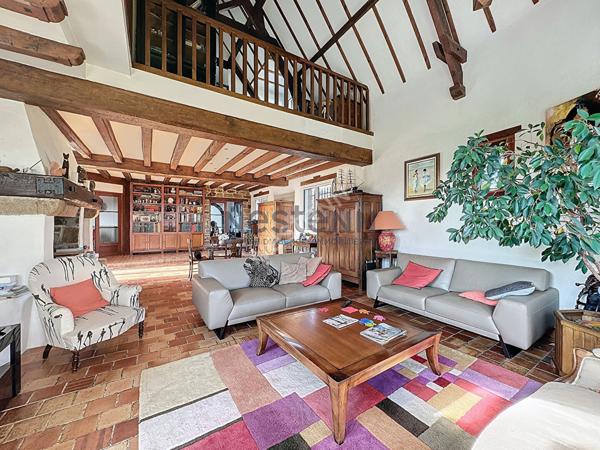 A vendre, magnifique demeure de 265 m² à Montreuil sur Maine, avec vue Mayenne, 6 chambres et un terrain de plus de 7600 m²