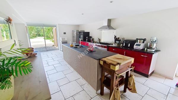 Charme et authenticité à VOUNEUIL SOUS BIARD : magnifique maison en pierre de 1800 avec 6 372 m² de terrain