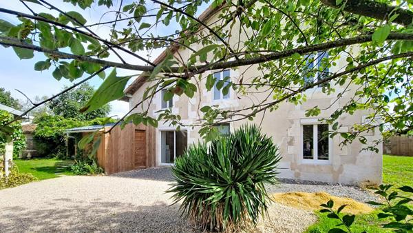 Charme et authenticité à VOUNEUIL SOUS BIARD : magnifique maison en pierre de 1800 avec 6 372 m² de terrain