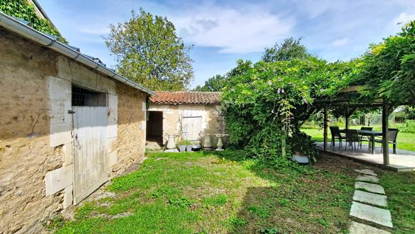 Charme et authenticité à VOUNEUIL SOUS BIARD : magnifique maison en pierre de 1800 avec 6 372 m² de terrain